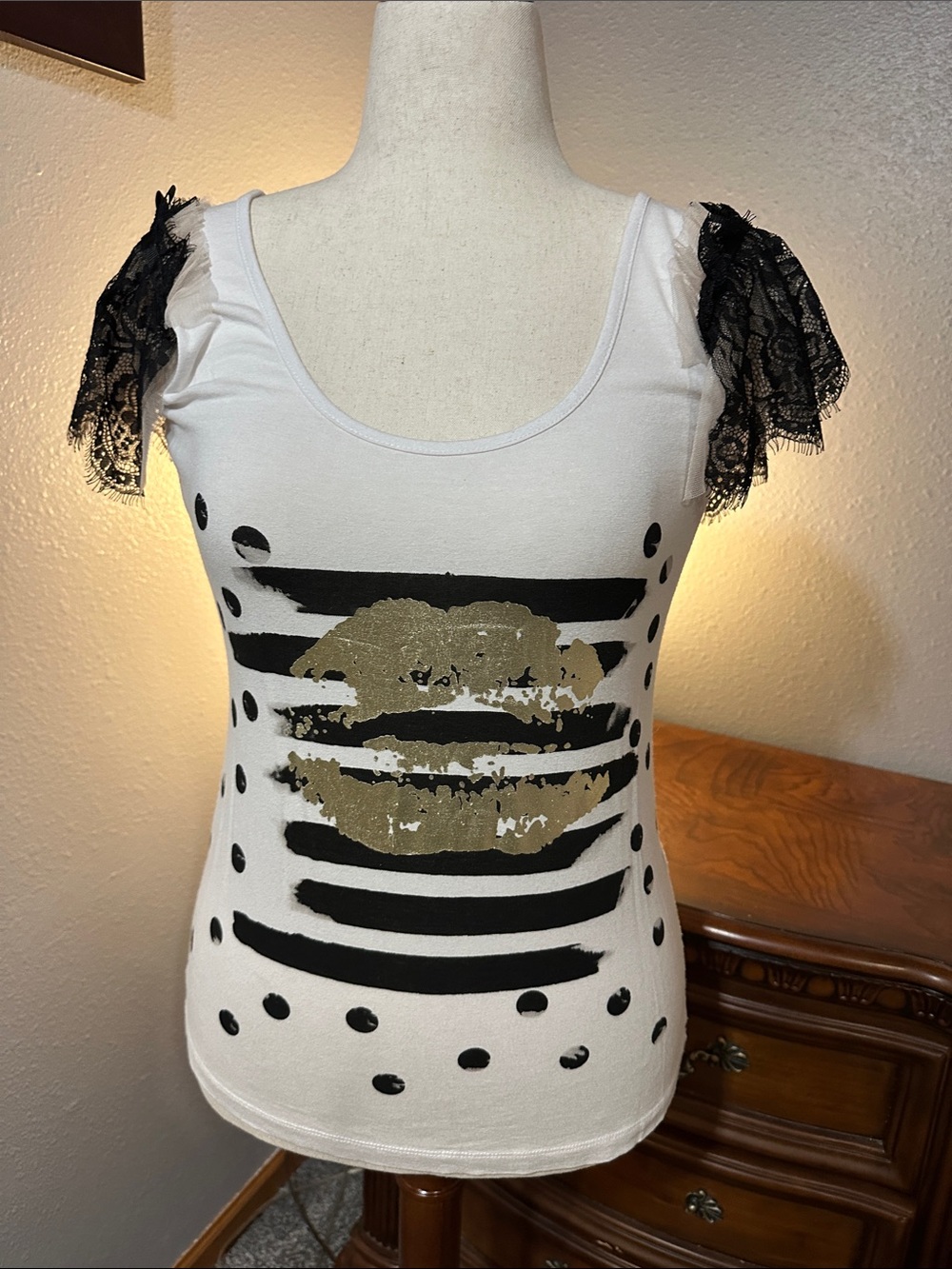 VENUS White Scoop Neck Top with Black Lace Sleeves and Gold Lip Print